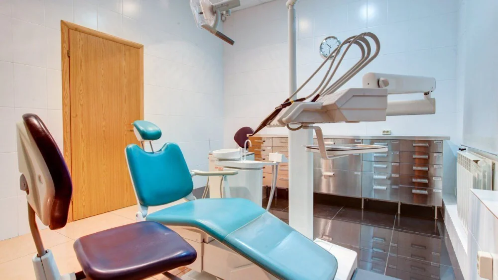 Светлый стоматологический кабинет Lanri Clinic